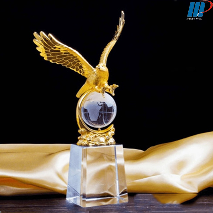 Cúp lưu niệm chim đại bàng